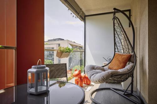 Zene Apartment Vinyl Record Player & Projector