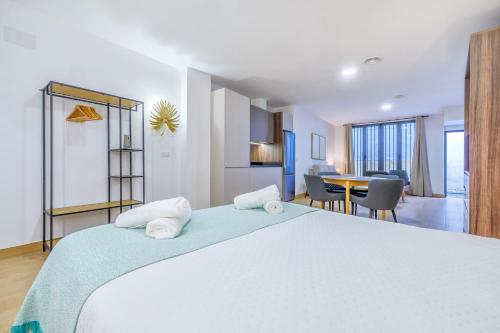 Un dormitorio con una cama grande y un comedor. en El Toril & Casco Histórico, en Córdoba