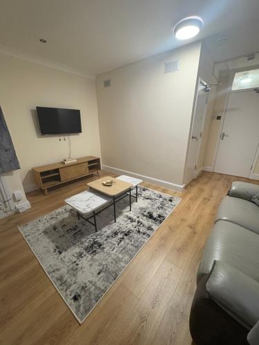 Televisyen dan/atau pusat hiburan di Decosy Apartment
