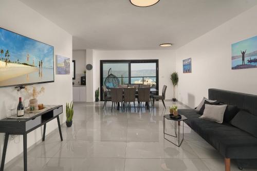 a living room with a couch and a table at לוי-קיישן מגוון דירות גן ופנטהאוזים וסוויטות נוף ברחוב הצנחנים in Tiberias