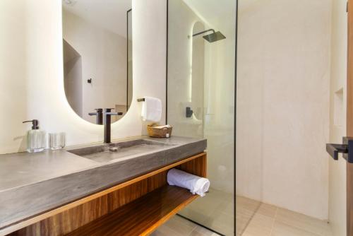 Ένα μπάνιο στο Guest INN Home - Elements Suites