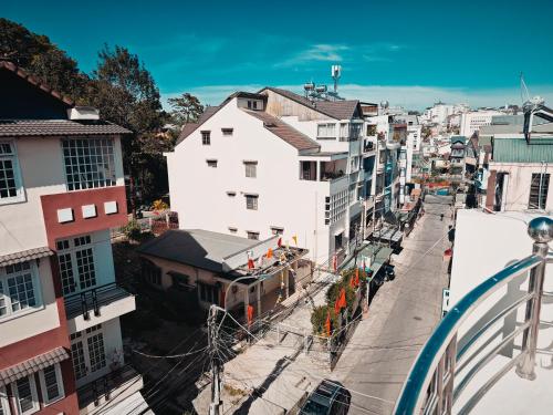 ダラットにあるHostel Khanh Hương 2の建物のある街並み