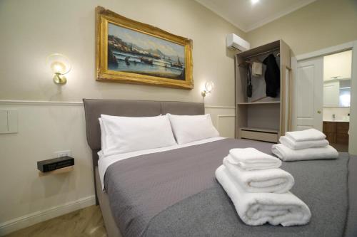 Un dormitorio con una cama con toallas. en Vico Croce Suite, Spaccanapoli, en Nápoles