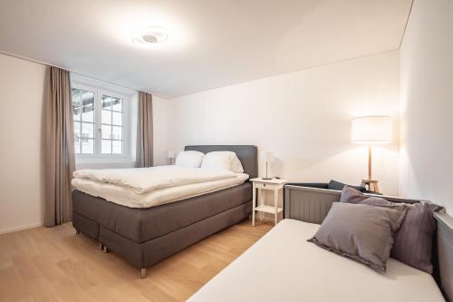 a small room with a bed and a couch at Camping Wagenhausen in Wagenhausen