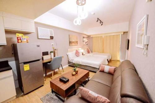 Postel nebo postele na pokoji v ubytování Davao Central Suites