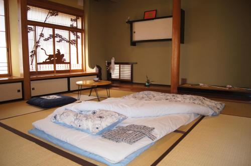 ein Schlafzimmer mit einem großen Bett in einem Zimmer in der Unterkunft Minpaku Hiraizumi in Hiraizumi