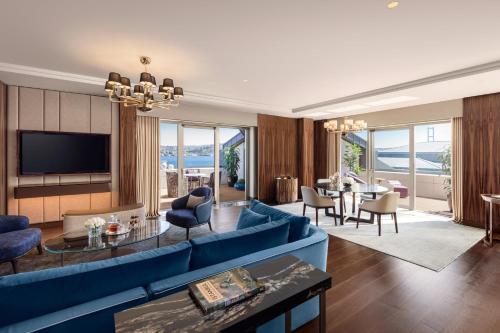 un soggiorno con un divano blu e un tavolo di Mandarin Oriental Bosphorus, Istanbul a Istanbul