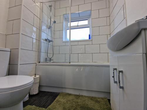 Ένα μπάνιο στο Nice Living Serviced Accommodations 12