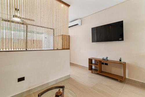 Μια τηλεόραση ή/και κέντρο ψυχαγωγίας στο Guest INN Home - Elements Suites