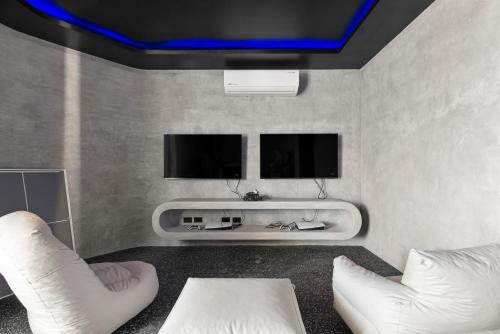 Μια τηλεόραση ή/και κέντρο ψυχαγωγίας στο Guest INN Home - Elements Suites