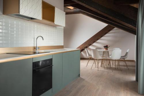 a kitchen with a sink and a table with chairs at Palazzo dei Guardiani in Venice