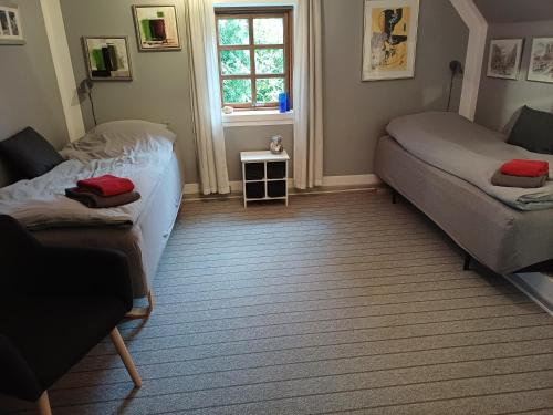 a bedroom with two beds and a window at Bed & Breakfast Hobro in Hobro