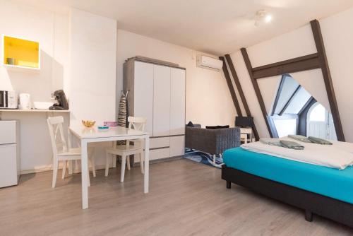 une chambre avec un lit et une table et une cuisine dans l'établissement RedLight District Smokers Friendly Private Studio, à Amsterdam