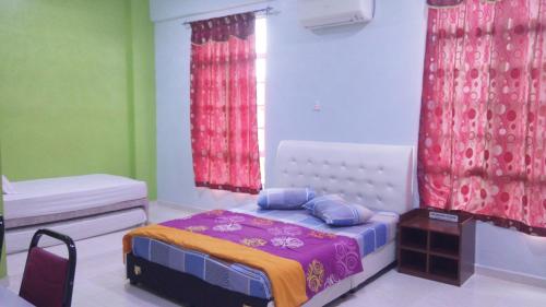 A bed or beds in a room at Villa D'Doa Maju