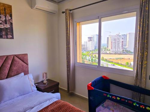 une chambre avec un lit et une grande fenêtre dans l'établissement Luxury LovelyStay - View & proximity to TGV and Corniche, à Tanger