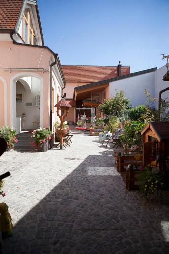a courtyard with potted plants and a building at Gästezimmer Frühwirth in Teesdorf
