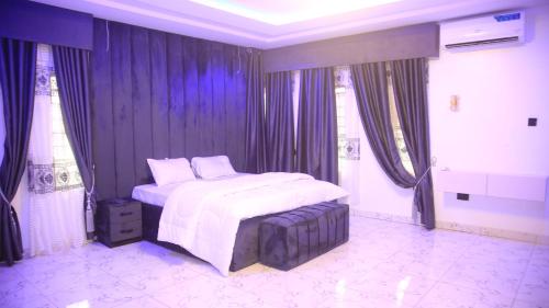 Postel nebo postele na pokoji v ubytování Bay Residence Cozy4BR Haven Awka