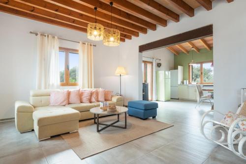 塞萨利内斯Can Xesquet Comuna - Ses Salines的客厅里有一张沙发和一张桌子。