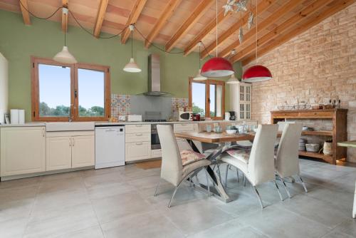 塞萨利内斯Can Xesquet Comuna - Ses Salines的房间里有一张桌子和几把椅子的厨房