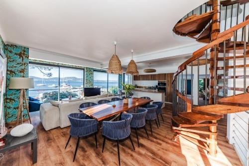 une salle à manger et un salon avec une table et des chaises dans l'établissement Villa Front de Mer Accès Plage Presqu'île de Giens-Sea and Mountain Pleasure, à Hyères