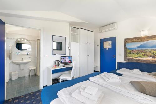 Letto o letti in una camera di Bike & Wind Hotel Villa Maria