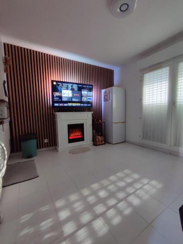 un salon avec une cheminée et une télévision dans l'établissement Cannes Center, Beach, Palais des festivals, Croisette, à Cannes