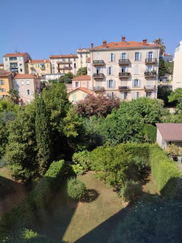 - une vue sur le jardin en face d'un bâtiment dans l'établissement Cannes Center, Beach, Palais des festivals, Croisette, à Cannes