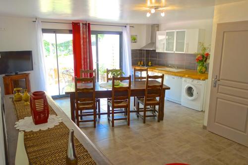 a kitchen and dining room with a table and chairs at Le Clos Saint Elme in Collioure
