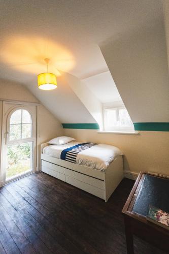 une chambre avec un lit et une fenêtre dans l'établissement Villa Marguerite, à Veulettes-sur-Mer