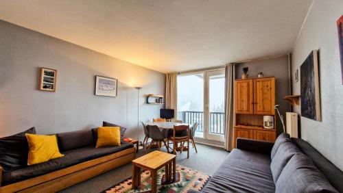 un salon avec un canapé et une table dans l'établissement Résidence Vega - Studio lumineux · Proche des pistes et des commerces · Balcon MAE-1641, à Magland