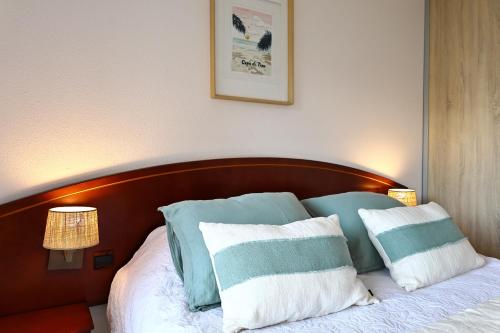Una cama o camas en una habitación de T2 Harmonie - Élégance, Vue Mer, Piscine & Plage