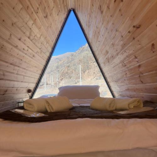 Voodi või voodid majutusasutuse Vardzia Glamping toas