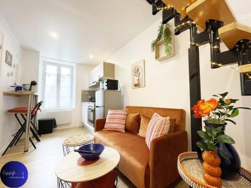 un salon avec un canapé et une table dans l'établissement Le Duplex Niortais by CozyLife - Calme et Cosy, à Niort