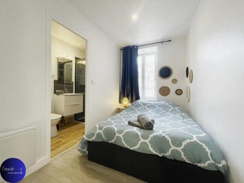 - une chambre avec un lit et une salle de bains dans l'établissement Le Duplex Niortais by CozyLife - Calme et Cosy, à Niort