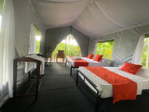 Postel nebo postele na pokoji v ubytování coconut camp udawalawe