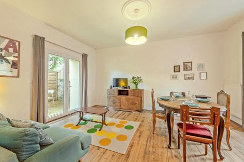 un salon avec une table et un canapé dans l'établissement Le 52 - Proche du GR34, à Morlaix