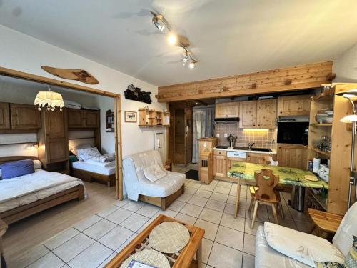 Una habitación con cocina y sala de estar. en Résidence Les Marmottes - NOUVEAUTE PLEIN CENTRE DU VILLAGE MAE-7861, en Villard-de-Lans