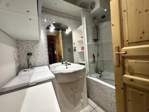 Un baño con lavabo, ducha y bañera. en Résidence Les Marmottes - NOUVEAUTE PLEIN CENTRE DU VILLAGE MAE-7861, en Villard-de-Lans