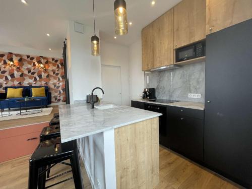 - une cuisine avec un comptoir et une cuisinière four supérieur dans l'établissement Appt Studio LA ROCHELLE - LR180-01B, à La Rochelle