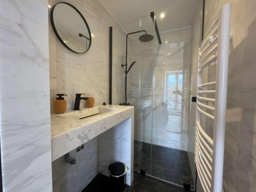 une salle de bain avec un lavabo et une douche dans l'établissement Appt Studio LA ROCHELLE - LR180-01B, à La Rochelle