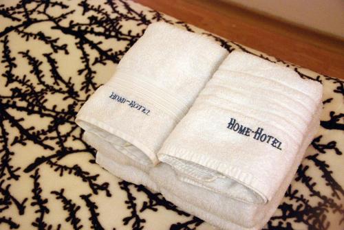 Deux serviettes avec les mots ont été écrites par l'hôtel dans l'établissement Home Hotel Apartments on Lva Tolstogo, à Kiev