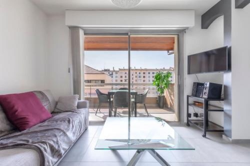 un salon avec un canapé et une table dans l'établissement Résidence L'Ecrin - Appartement en Centre ville, à Annecy