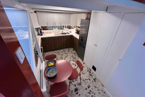 - une vue de tête sur une cuisine avec une table et des chaises dans l'établissement Atypical Loft in the Heart of the Marais, à Paris