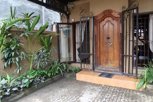 Eine Fassade oder ein Eingang zu Mangga Bali Bungalow - 23