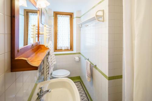 科爾蒂納丹佩佐的住宿－Villa Tullia - Stayincortina，一间带水槽和卫生间的浴室