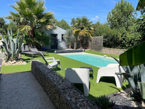 une cour avec une piscine entourée de chaises et une clôture dans l'établissement Maison de campagne avec piscine, à Fors