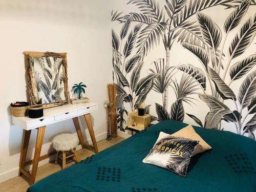 - une chambre avec un lit doté d'une couverture bleue et d'un miroir dans l'établissement Maison de campagne avec piscine, à Fors