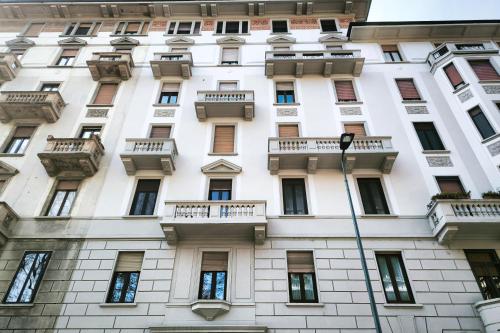 Just Urban Stays - Elegant 2BR Apartment 25 min from Duomo - M4 Dateo