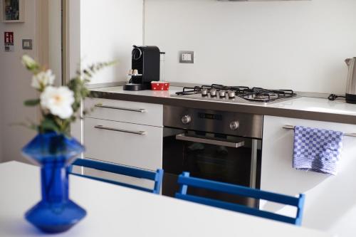 Just Urban Stays - Elegant 2BR Apartment 25 min from Duomo - M4 Dateo