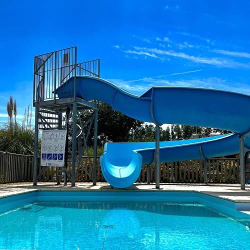 - un toboggan bleu dans la piscine dans l'établissement Camping Etennemare, à Saint-Valery-en-Caux